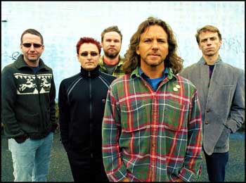 Imagem da notícia: Pearl Jam: Confira o novo clipe Among The Waves
