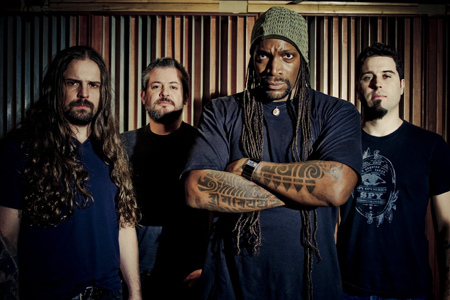Imagem da notícia: Sepultura divulga vídeo com cenas de ensaio e música nova