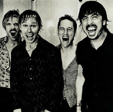 Imagem da notícia: Foo Fighters toca novo álbum na íntegra durante show surpresa