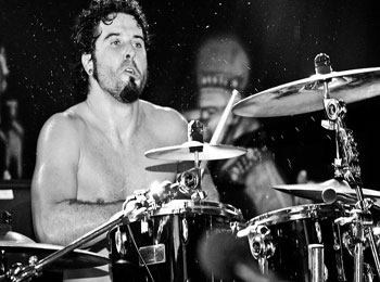 Imagem da notícia: O baterista Jean Dolabella deixa o Sepultura e é substituído por Eloy Casagrande