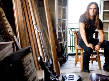 Imagem da notícia: Kiko Loureiro agendando datas da Sounds of Innocence Tour 2013